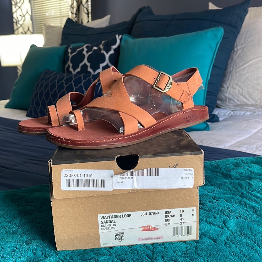 💯 Authentic Chaco Wayfarer Loop leather Sandal.  Warm peachy color. EUC.